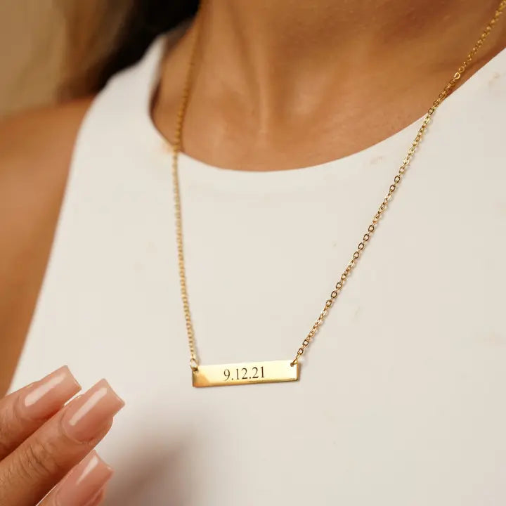 Engraved Bar Necklace Dorado Fashion